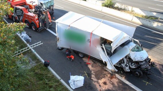 Ein schwer beschädigter Lastwagen steht nach einem Unfall auf der A7 in Hamburg. © Bodo Marks/dpa 