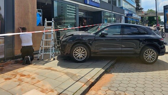 Ein SUV ist in Hamburg-Barmbek-Süd in ein Schaufenster gekracht. © HamburgNews 