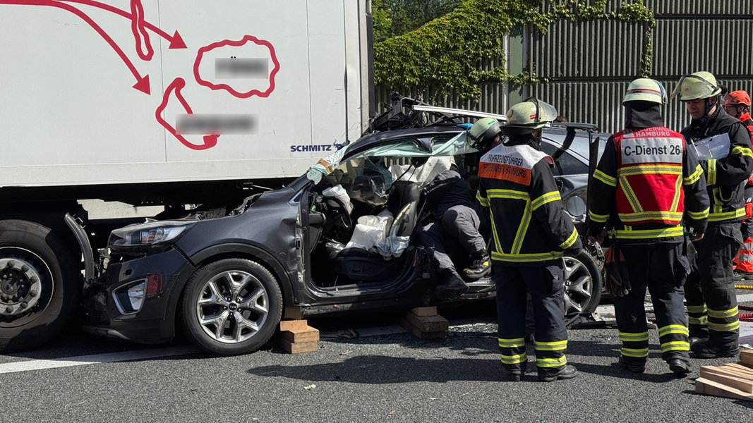 Schwerer Verkehrsunfall auf der A25 in Hamburg