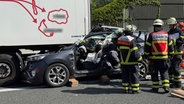 Ein Pkw ist unter einem Lkw nach einem Unfall eingeklemmt. © NEWS5 