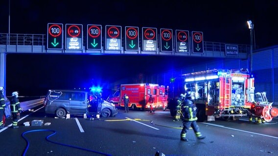 Nach einem Unfall stehen mehrere Rettungskräfte auf der Autobahn 7. © TV News Kontor 