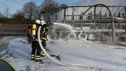 Der LKW ist komplett mit Löschschaum bedeckt. © NonStopNews 