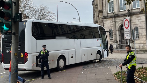 Polizisten sichern nach einem Unfall mit einem Reisebus die Unfallstelle in St. Georg. © NDR Foto: Ingmar Schmidt