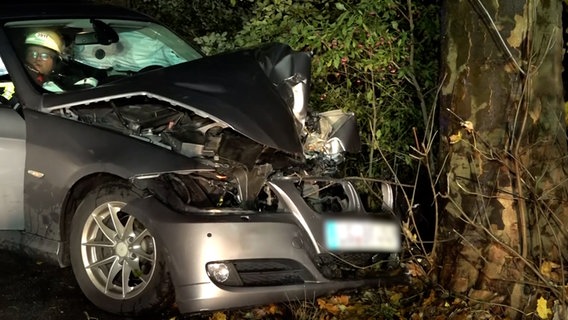 Ein verunglückter Wagen nach einer Unfallflucht. © Nonstop News Foto: Screenshot