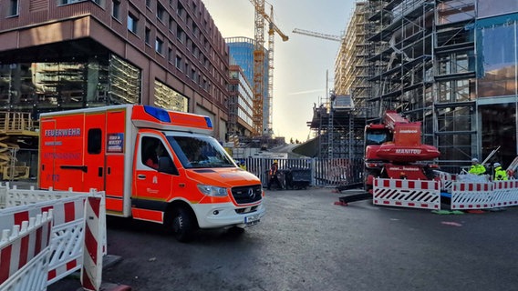 Ein Rettungswagen an einer Kreuzung in der Hafencity. © HamburgNews 