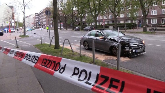 Nach einem Verkehrsunfall ist ein PKW schwer beschädigt. © TV Elbnews Foto: Screenshot