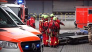 Die Höhenrettung der Hamburger Feuerwehr an einem Einsatzort. © TV7News 