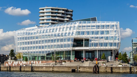 Blick vom Hamburger Hafen auf das Unilever-Haus. © picture alliance / HAFEN-FOTOS.DE Foto: Petra Schumacher
