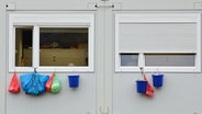 Wohncontainer auf dem Gelände einer Flüchtlingsunterkunft in Hamburg-Bahrenfeld. © dpa Foto: Bodo Marks