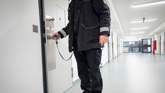 Ein Beamter öffnet eine Zelle im Hamburger Untersuchungsgefängnis am Holstenglacis. © picture alliance / dpa Foto: Christian Charisius