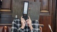 Der Angeklagte sitzt am 19.10.2022 kurz vor der Urteilsverkündung im Gerichtssaal. Der 54-Jährige Angeklagte soll seine Schwester mit mindestens 80 Messerstichen getötet haben. © picture alliance/dpa | Georg Wendt Foto: Georg Wendt