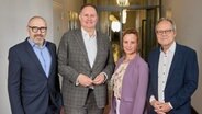 Peter Kropsch, Vorsitzender der Geschäftsführung der Deutschen Presse-Agentur (dpa), Carsten Brosda (SPD), Senator für Kultur und Medien Hamburg, Julia Becker, Aufsichtsratsvorsitzende und Verlegerin der FUNKE Mediengruppe, sowie Kai Gniffke, ARD-Vorsitzender und SWR-Intendant (v.l.n.r.) © picture alliance / dpa Foto: Georg Wendt