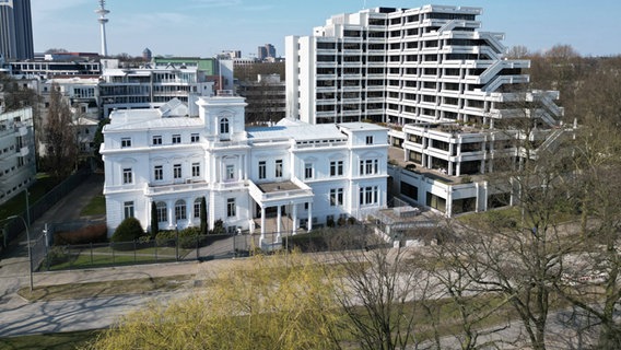 Blick aus der Luft auf das ehemalige US-Konsulat am Alsterufer in Hamburg. (Archivfoto März 2025) © IMAGO / Stephan Wallocha 