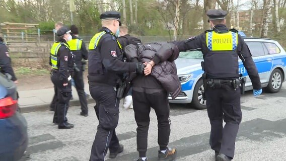 Der Fahrer eines Fluchtwagens wird abgeführt. © TV Newskontor Foto: Screenshot