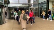 Verkaufsoffener Sonntag in Hamburg. © NDR Foto: Screenshot