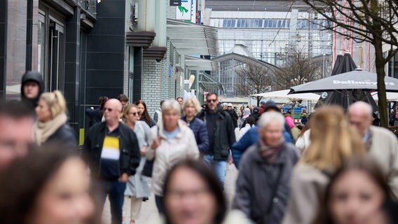 Menschen gehen am verkaufsoffenen Sonntag auf der Spitalerstraße. © picture alliance Foto: Georg Wendt