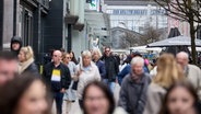 Menschen gehen am verkaufsoffenen Sonntag auf der Spitalerstraße. © picture alliance Foto: Georg Wendt