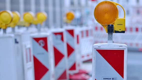 Eine Straßenabsperrung signalisiert die Verkehrsbehinderung © picture alliance Foto: Maximilian Koch