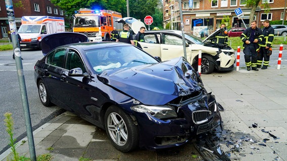Zwei beschädigte Autos stehen nach einem Verkehrsunfall an einer Kreuzung in Hamburg. © picture alliance 