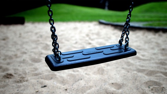 Eine leere Schaukel auf einem Spielplatz. © DPA/picture alliance/Federico Gambarini Foto: Federico Gambarini