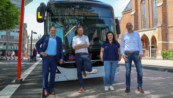 Gerd Schneider, Geschäftsführer Volvo Busses Deutschland, Verkehrssenator Anjes Tjarks (Grüne), Fahrerin Serap Sönmez und VHH-Geschäftsführer Toralf Müller stehen vor einem neuen VHH-Bus.  