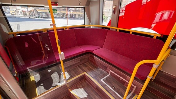 Blick auf eine über Eck angeordnete Sitzbank in einem E-Bus der Verkehrsbetriebe Hamburg-Holstein (VHH). Blick auf eine über Eck angeordnete Sitzbank in einem E-Bus der Verkehrsbetriebe Hamburg-Holstein (VHH). © dpa Foto: Georg Wendt