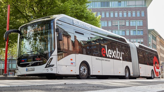 Einer der vier neuen E-Busse der Verkehrsbetriebe Hamburg-Holstein (VHH) steht am Speersort in Hamburg. © dpa Foto: Georg Wendt