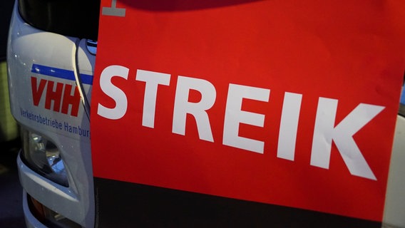 Ein Plakat mit der Aufschrift "Streik" hängt an einem VHH-Bus. © picture alliance /ABB 