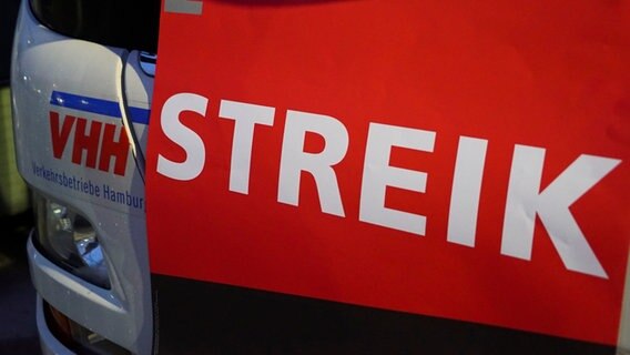 Ein Plakat mit der Aufschrift "Streik" hängt an einem VHH-Bus. © picture alliance /ABB 