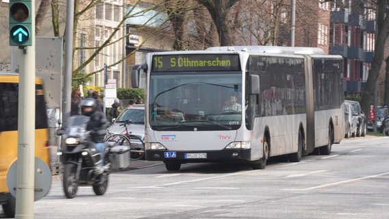 Ein VHH-Bus fährt zur Haltestelle am U-Bahnhof Schlump in Hamburg. © Marcus Brandt/dpa 