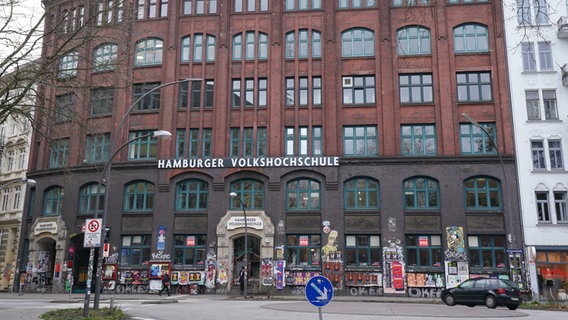 Blick auf das Gebäude der Hamburger Volkshochschule in der Schanzenstraße. © dpa Foto: Marcus Brandt