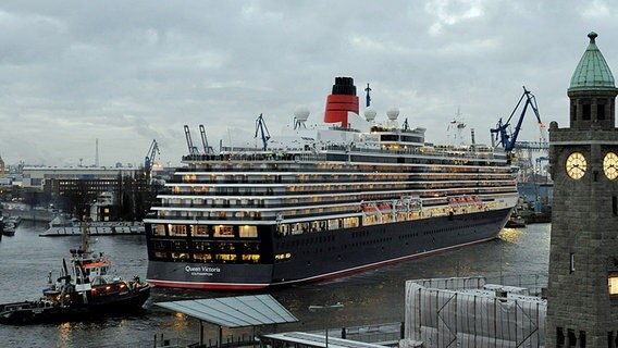 Die "Queen Victoria" verlässt den Hamburger Hafen. © dpa Foto: Angelika Warmuth