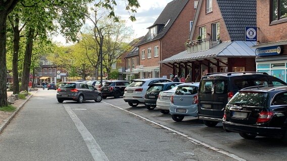 Autos parken am Rand der Straße Im Alten Dorfe in Hamburg-Volksdorf.  Foto: Florian Wöhrle