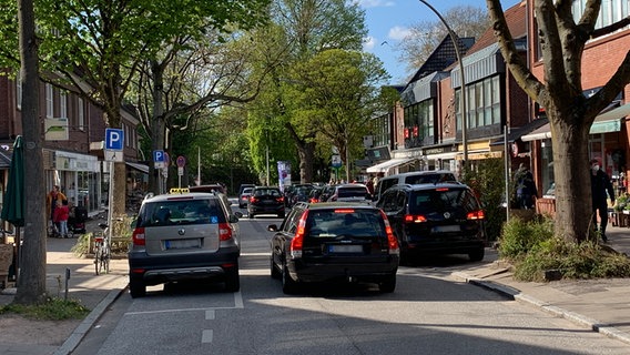 Autos stehen in der Claus-Ferck-Straße in Hamburg-Volksdorf auf der Straße.  Foto: Florian Wöhrle