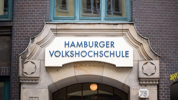 Der Eingang der Hamburger Volkshochschule © picture alliance/Daniel Reinhardt/dpa Foto: Daniel Reinhardt