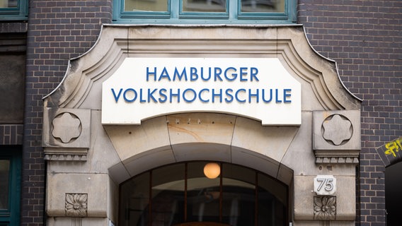 Der Eingang der Hamburger Volkshochschule © picture alliance/dpa | Daniel Reinhardt Foto: Daniel Reinhardt