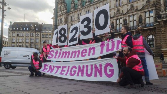 Mehrere Personen halten ein Plakat vor dem Hamburger Rathaus. © NDR Foto: Lisa Eißfeldt