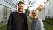 Benedikt Frey von der Partei Volt und Moderatorin Birgit Langhammer. © NDR Foto: Nils Kinkel