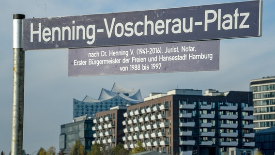 Ein Schild mit der Aufschrift Henning-Voscherau-Platz in der Hamburger Hafencity. © picture-alliance/dpa Foto: Axel Heimken