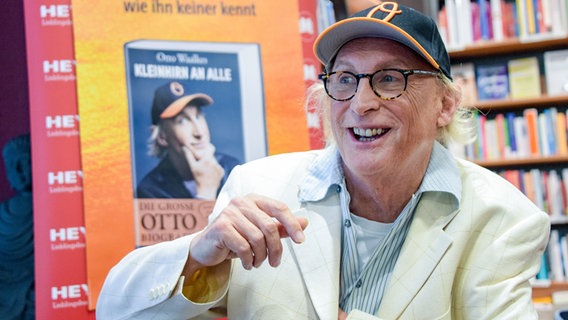 Komiker Otto Waalkes sitzt in einer Hamburger Buchhandlung, in der er seine Biografie "Kleinhirn an Alle" vorstellt. © dpa Foto: Axel Heimken