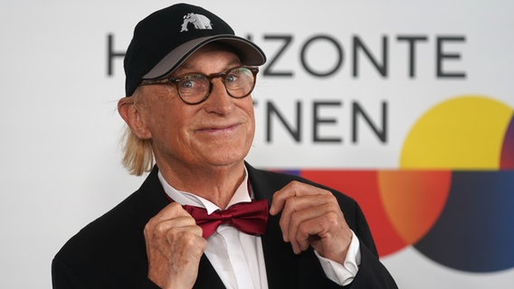 Otto Waalkes, Komiker, kommt auf die Plaza der Elbphilharmonie zum Festakt. © picture alliance/dpa | Marcus Brandt Foto: Marcus Brandt