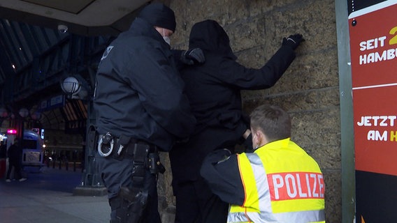 Polizeibeamte durchsuchen am Hauptbahnhof einen Mann auf Waffen. Bei Kontrollen Bahnhof anlässlich einer für das Wochenende eingerichteten «Waffenverbotszone» sind insgesamt 13 Verstöße festgestellt worden.  