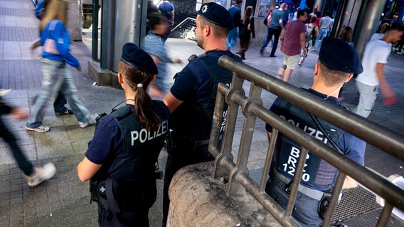 Bundespolizisten stehen am Hauptbahnhof. © dpa/Daniel Bockwoldt 