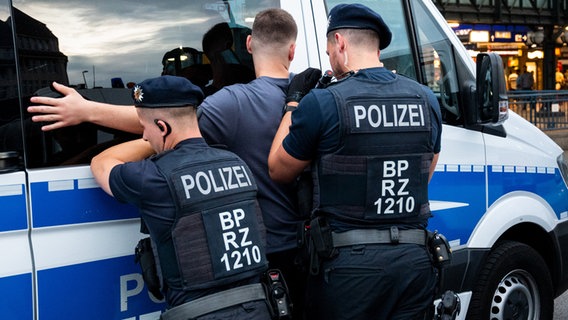Bundespolizisten durchsuchen am Hauptbahnhof einen Mann. © dpa/Daniel Bockwoldt 