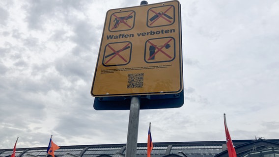Ein erstes Hinweisschild zum Waffenverbot steht am Hamburger Hauptbahnhof. © picture alliance/dpa | Franziska Spiecker Foto: Franziska Spiecker