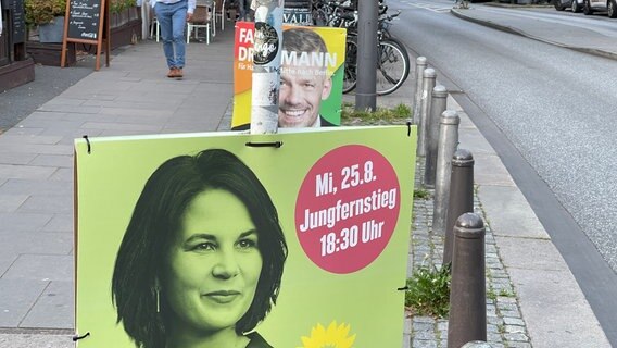 Zwei Wahlplakate mit männlichen und weiblichen Kandidaten © NDR Foto: Alexander Heinz