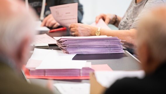 Wahlhelfer zählen in einem Wahllokal im Stadtteil Hamburg-Langenhorn die Stimmen für die Bürgerschaftswahl 2020 aus. © picture alliance/dpa Foto: Daniel Reinhardt
