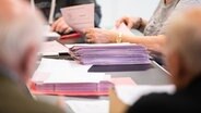 Wahlhelfer zählen in einem Wahllokal im Stadtteil Hamburg-Langenhorn die Stimmen für die Bürgerschaftswahl 2020 aus. © picture alliance/dpa Foto: Daniel Reinhardt