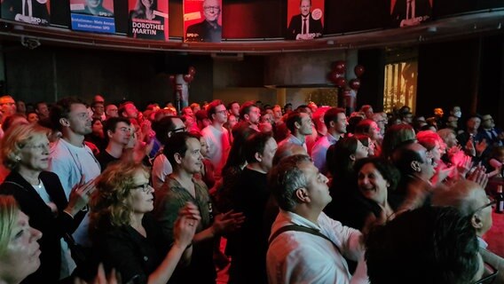Menschen stehen in einem Saal bei der Wahlparty der Hamburger SPD © NDR Foto: Ines Jacobis