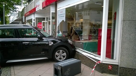 Erneuter Unfall in der Waitzstraße. © NDR Foto: Johannes Schulz